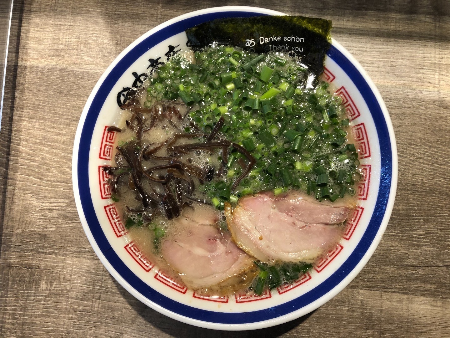 長浜ラーメン、ブームの元祖。なんでんかんでん、金太郎を思い出す〜44杯目田中商店: 工藤ハジメの墓石（はかいし）はラーメンどんぶりにしてくれ！